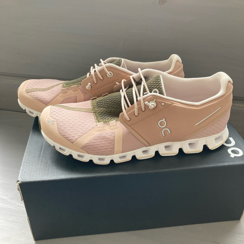 ON sneakers 7.5